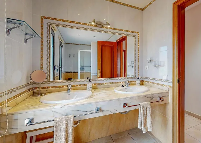 Cora - Traumvilla Mit Privatem Tennisplatz & Beheiztem Pool Villa Triquivijate