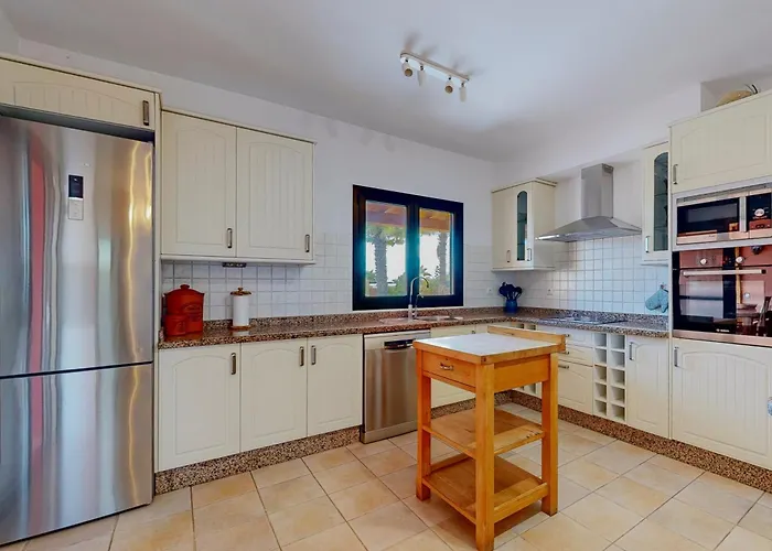 Cora - Traumvilla Mit Privatem Tennisplatz & Beheiztem Pool Triquivijate