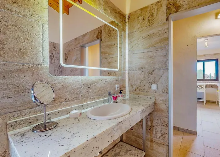 Villa Cora - Traumvilla Mit Privatem Tennisplatz & Beheiztem Pool Triquivijate